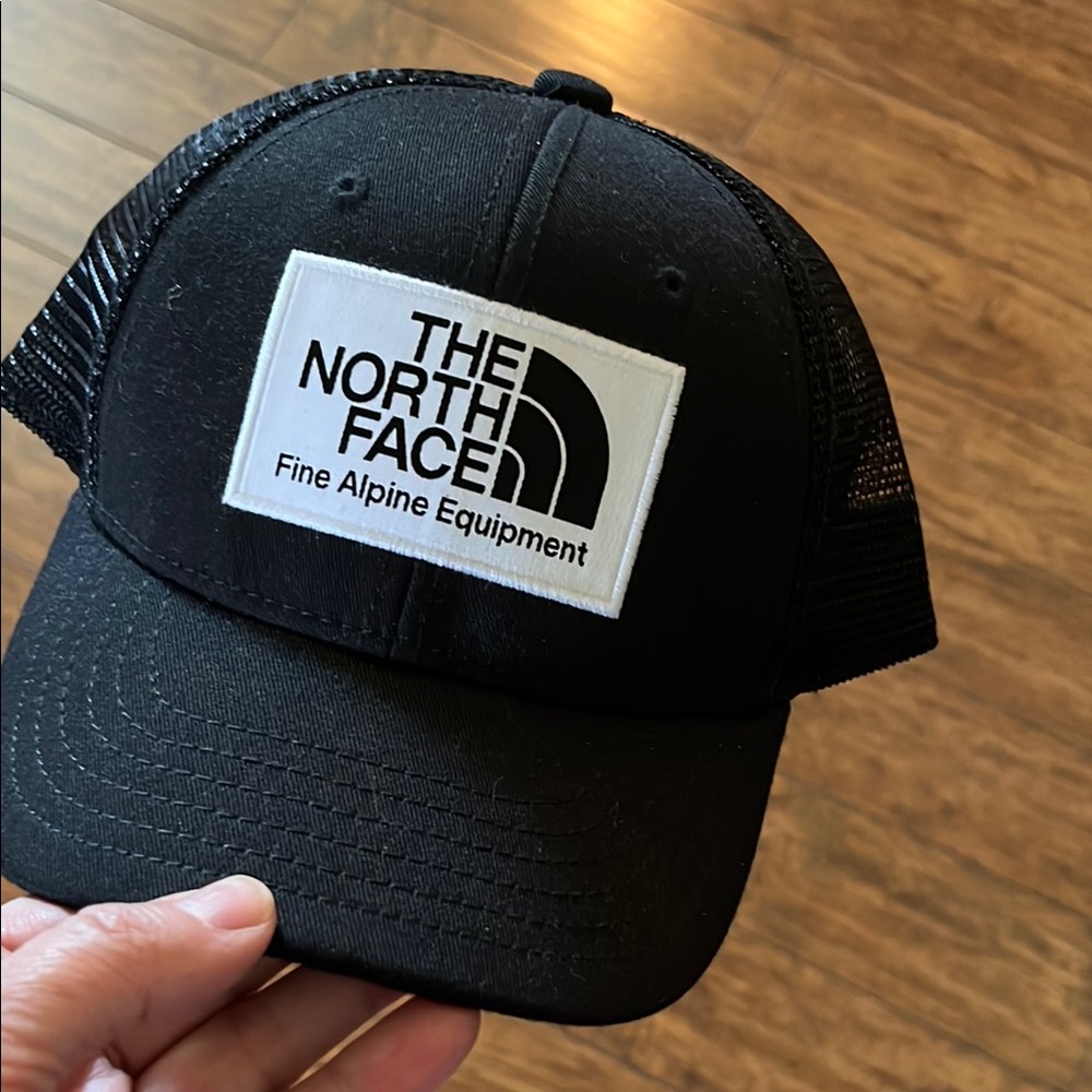 The North Face Black Trucker Hat large kids NWOT adjustable